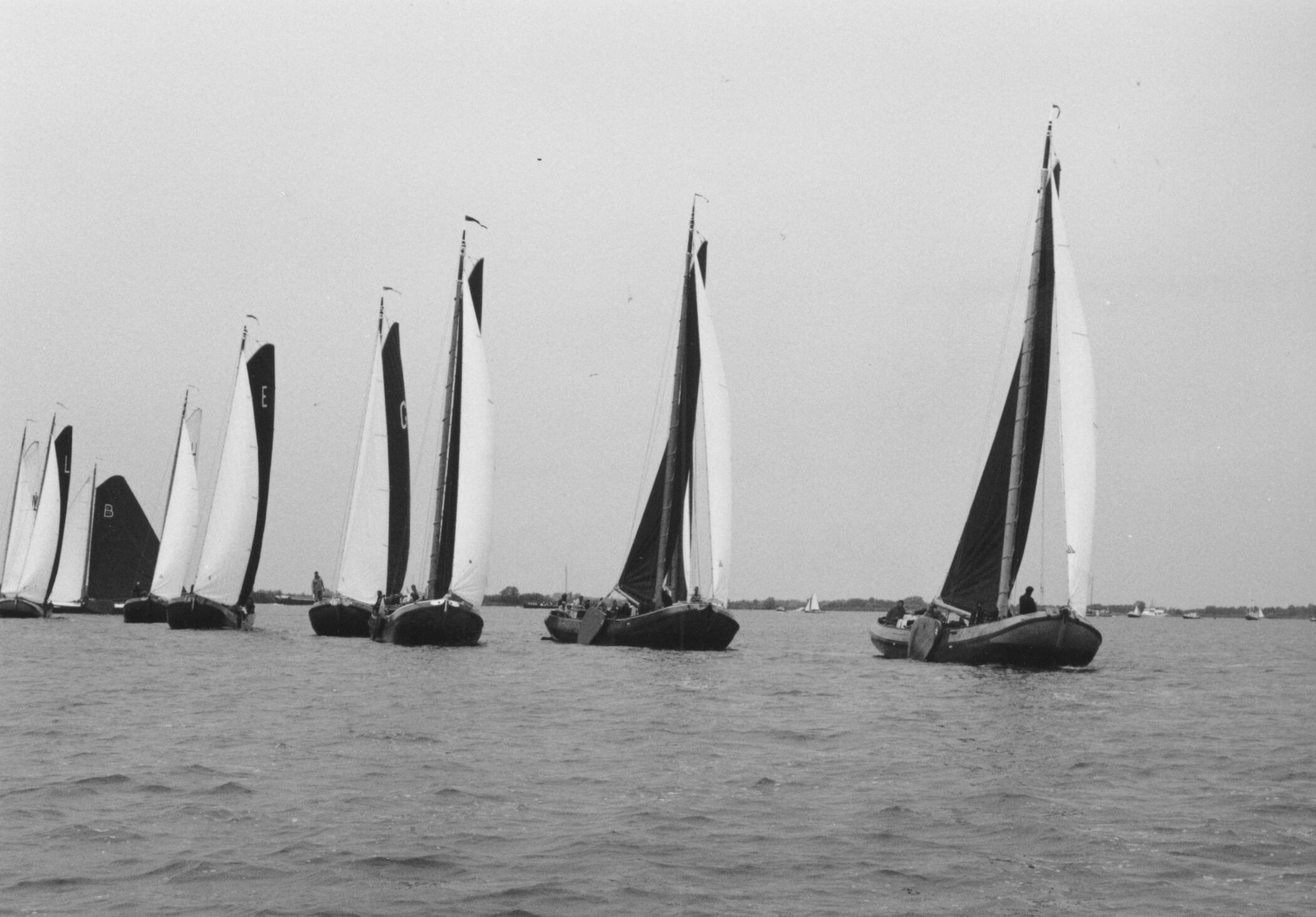 Skûtsjes op het water